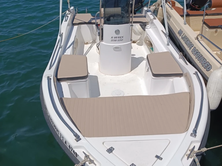 Athrakiboats KAVEIROS między profesjonalistami a osobami prywatnymi w Chalkidikís