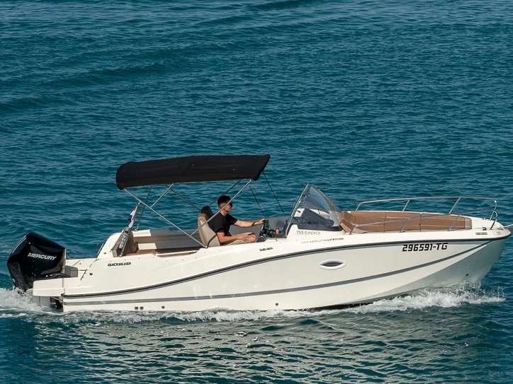 Quicksilver Activ 755 Sundeck między profesjonalistami a osobami prywatnymi w Split
