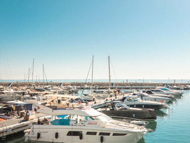 Motorówka do wynajmu w Puerto Deportivo de Lujo en Marbella w najlepszej cenie