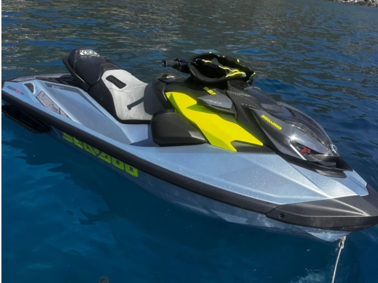 Sea-Doo RXT-X RS 325 między profesjonalistami a osobami prywatnymi w Capri