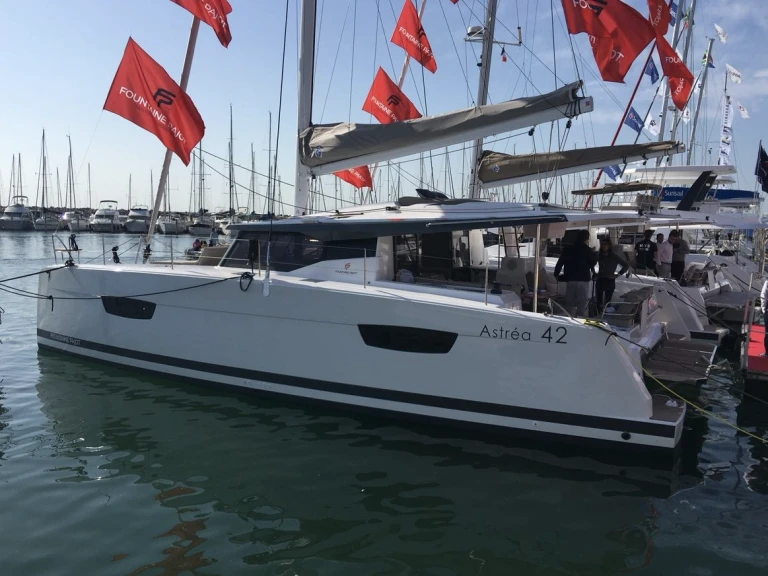Fountaine Pajot Astrea 42 między profesjonalistami a osobami prywatnymi w Marsylia