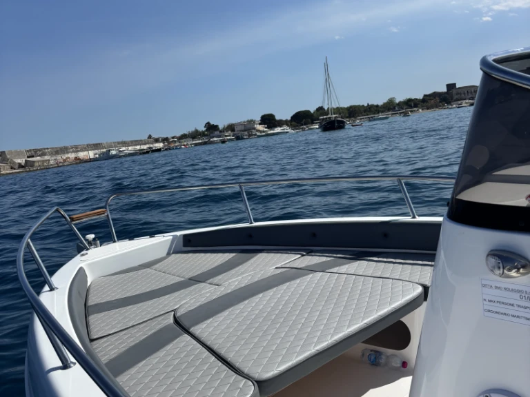 Acquabat Sport Line 19 między profesjonalistami a osobami prywatnymi w Giardini-Naxos