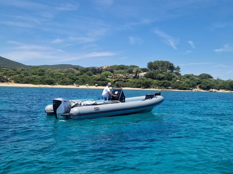 Łódż półsztywna do wynajmu w Porto Rotondo w najlepszej cenie