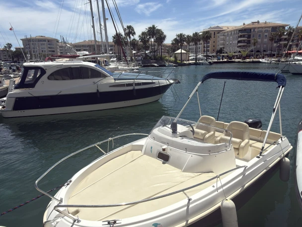 Wynajmij Motorówka z lub bez skippera Jeanneau w Port Fréjus