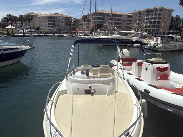 Motorówka do wynajmu w Port Fréjus w najlepszej cenie