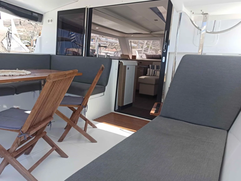 Fountaine Pajot Isla 40/5 cab między profesjonalistami a osobami prywatnymi w Paros (wyspa)
