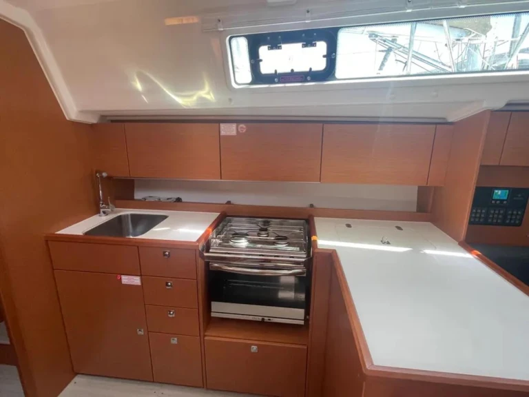 Bavaria Bavaria C42 /3cab między profesjonalistami a osobami prywatnymi w Paros (wyspa)