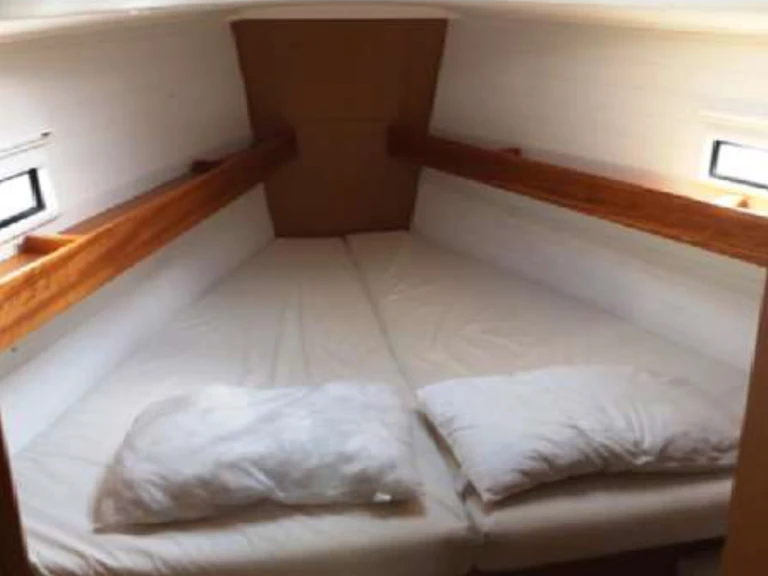 Wynajem łodzi Kalkara tanio Bavaria Cruiser 36 /3cab