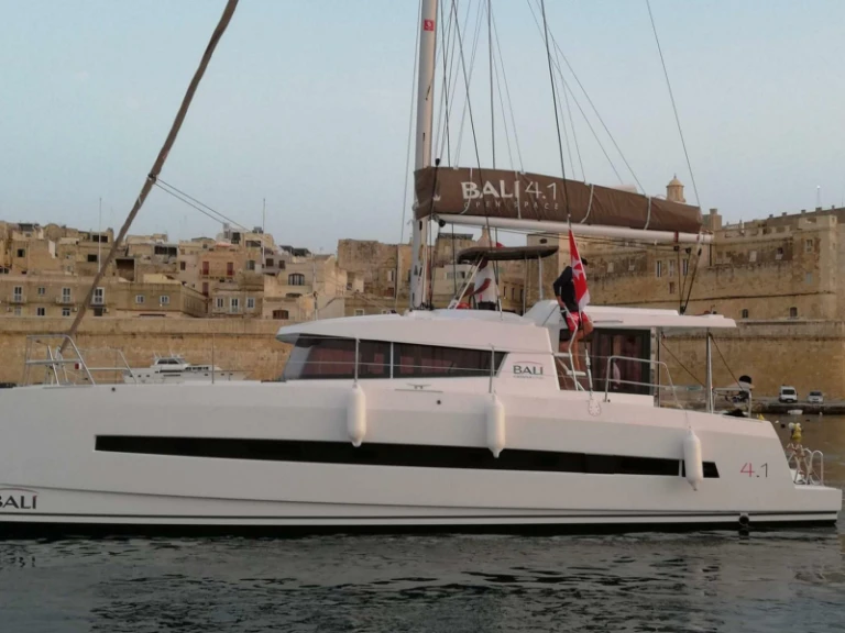 Wynajmij Bali Bali 4.1/4 cab, 4WC w Kalkara