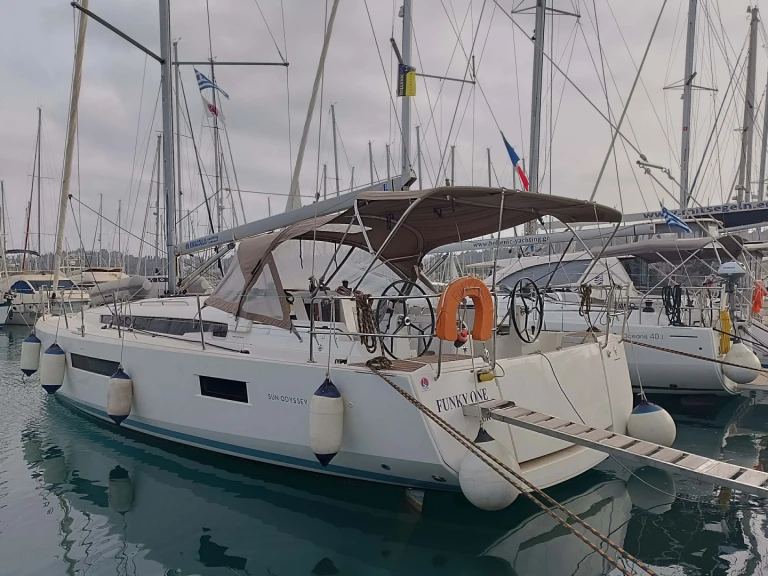 Jeanneau Sun Odyssey 440 (4cab) między profesjonalistami a osobami prywatnymi w Gouvia