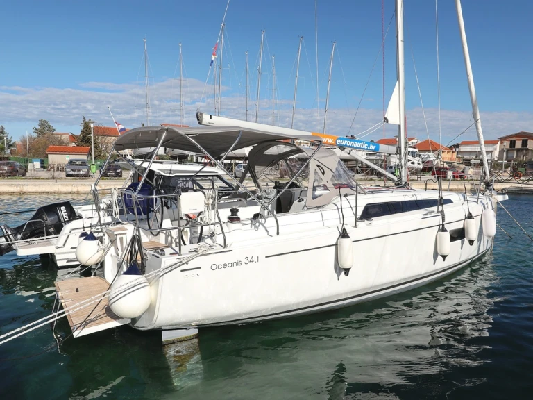 Bénéteau Oceanis 34.1 między profesjonalistami a osobami prywatnymi w Biograd na Moru