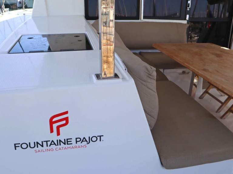 Fountaine Pajot Lucia 40 między profesjonalistami a osobami prywatnymi w Alimos