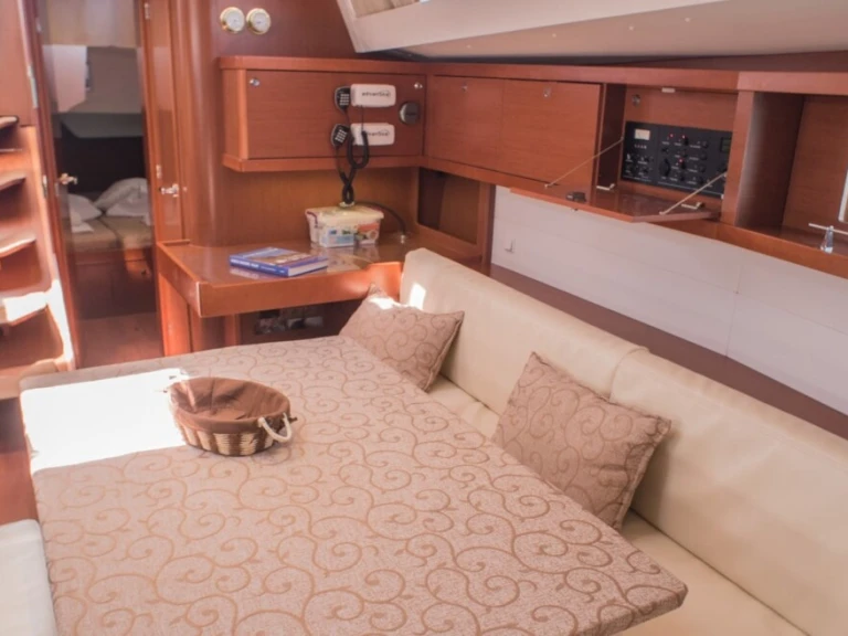 Wynajmij Bénéteau Oceanis 48 /5cab w Ávdira