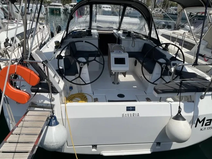 Bavaria Bavaria C42 /3cab między profesjonalistami a osobami prywatnymi w Alimos