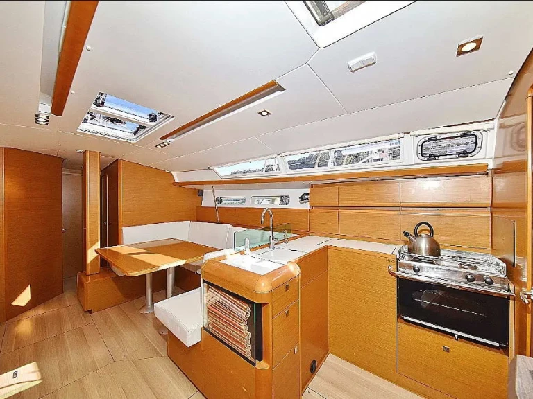 Jeanneau Sun Odyssey 449 (4 cab.) między profesjonalistami a osobami prywatnymi w Rhodes (City)