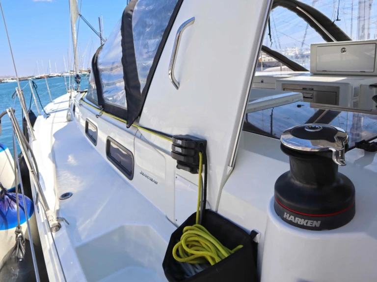 Wynajmij Jeanneau Sun Loft 47 /7cab w Nea Peramos