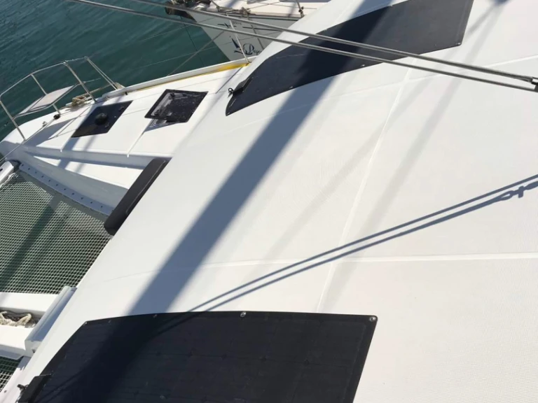 Wynajmij Lagoon Lagoon 50/6 cab w Alimos