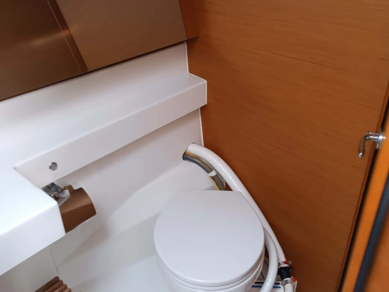 Jeanneau Sun Odyssey 440 (4cab) między profesjonalistami a osobami prywatnymi w Gouvia