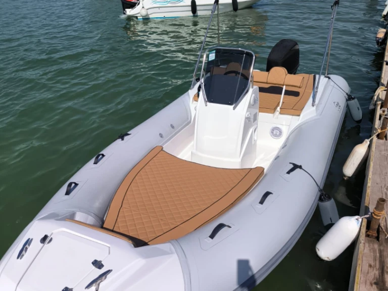 Wynajem Łódż półsztywna Gemboat z patentem 