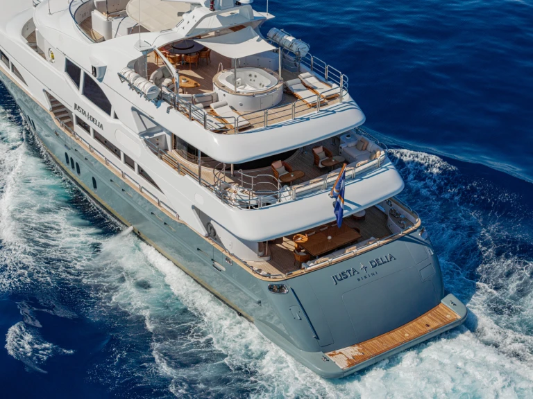 Benetti Vision 145  między profesjonalistami a osobami prywatnymi w Ateny