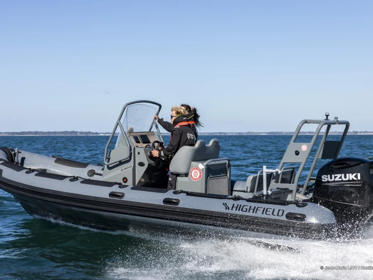 Highfield Patrol 660 między profesjonalistami a osobami prywatnymi w La Trinité-sur-Mer