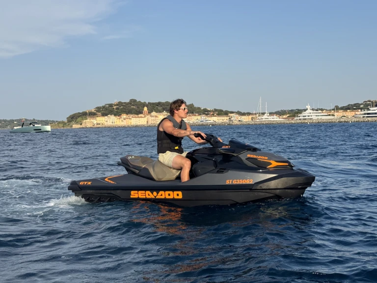 Sea-Doo GTX 230 między profesjonalistami a osobami prywatnymi w Saint-Tropez