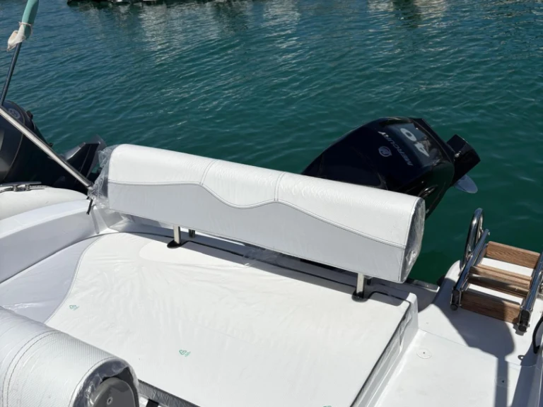 Wynajem Motorówka Trimarchi z patentem 