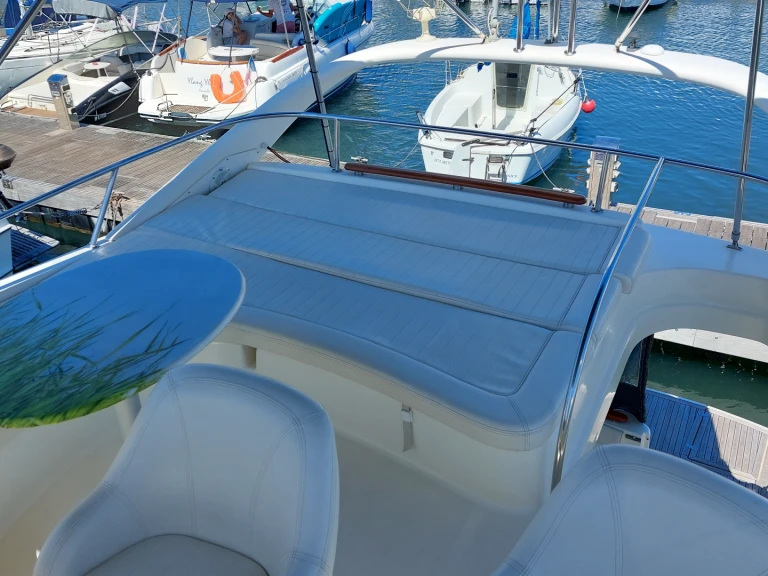 Jeanneau Prestige 36 Fly między profesjonalistami a osobami prywatnymi w Vieux Port de Cannes
