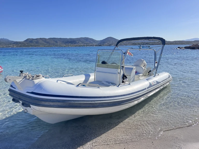 Quicksilver Activ 595 Cruiser między profesjonalistami a osobami prywatnymi w Porto San Paolo