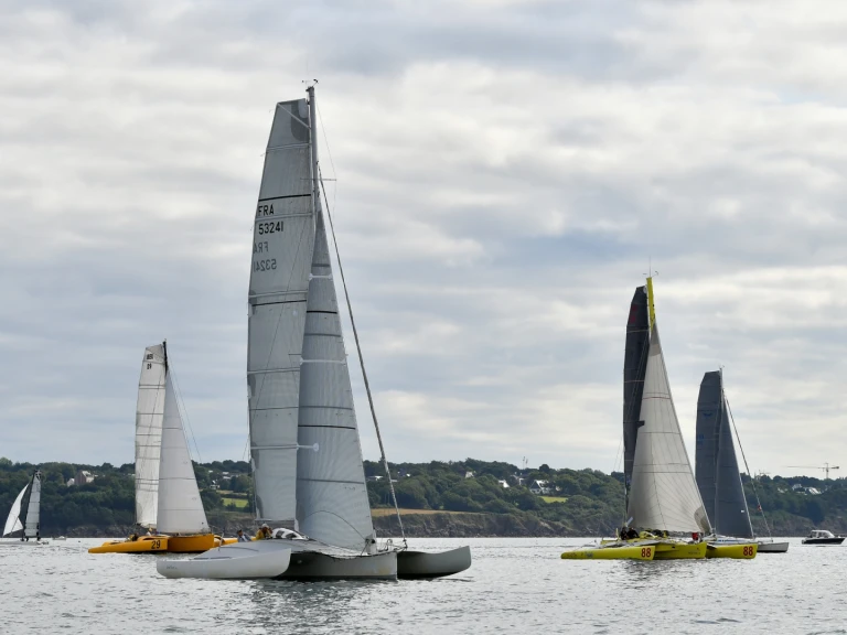 Newick Quicksilver między profesjonalistami a osobami prywatnymi w Concarneau