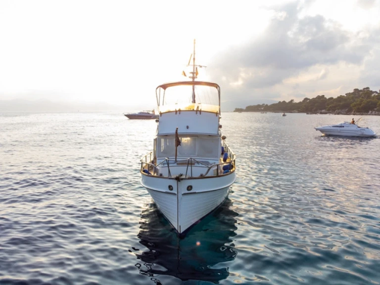 Wynajem łodzi Cannes tanio Grand Banks 36 Classic