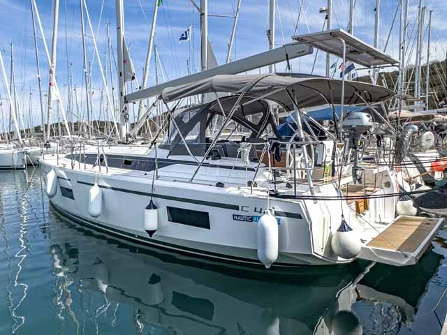 Bavaria Bavaria C42 między profesjonalistami a osobami prywatnymi w Trogir