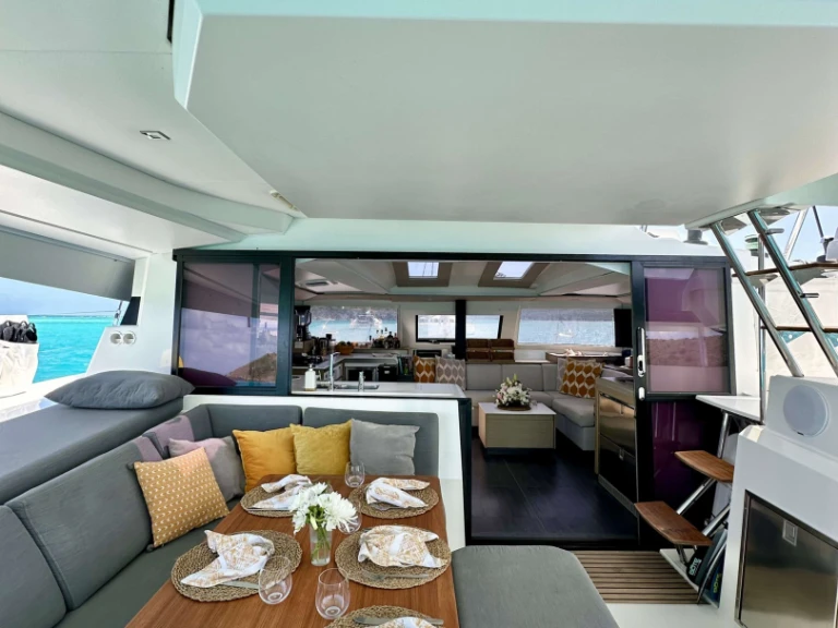 Fountaine Pajot Windfall między profesjonalistami a osobami prywatnymi w Brytyjskie Wyspy Dziewicze