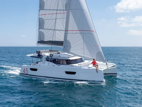 Fountaine Pajot Elba 45 między profesjonalistami a osobami prywatnymi w Bas du Fort