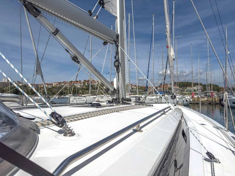 Bavaria Bavaria C42 między profesjonalistami a osobami prywatnymi w Trogir