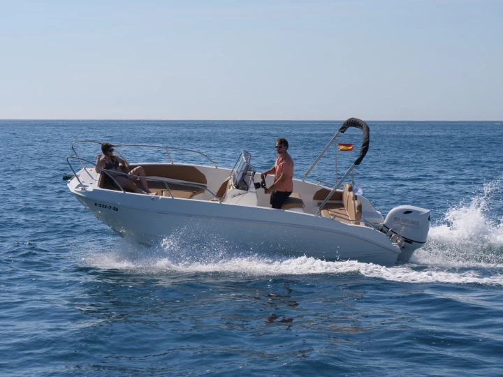 Wynajem Motorówka Cantiere Nautico Speedy z patentem 