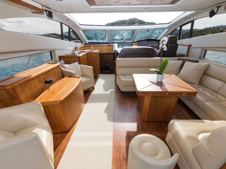 Sunseeker Predator 72 między profesjonalistami a osobami prywatnymi w Golfe-Juan