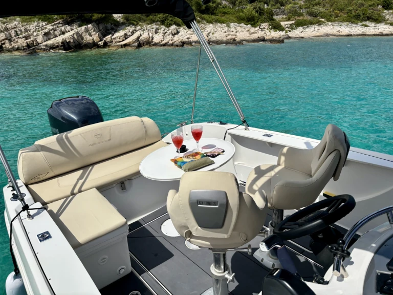 Sessa Marine Sessa Marine Key Largo 20 między profesjonalistami a osobami prywatnymi w Trogir