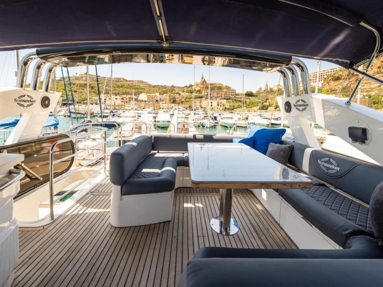 Sunseeker Manhattan 73 między profesjonalistami a osobami prywatnymi w San Ġiljan