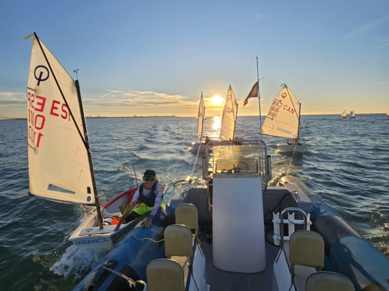 Wynajmij Łódż półsztywna z lub bez skippera COBRA RIB w Cádiz