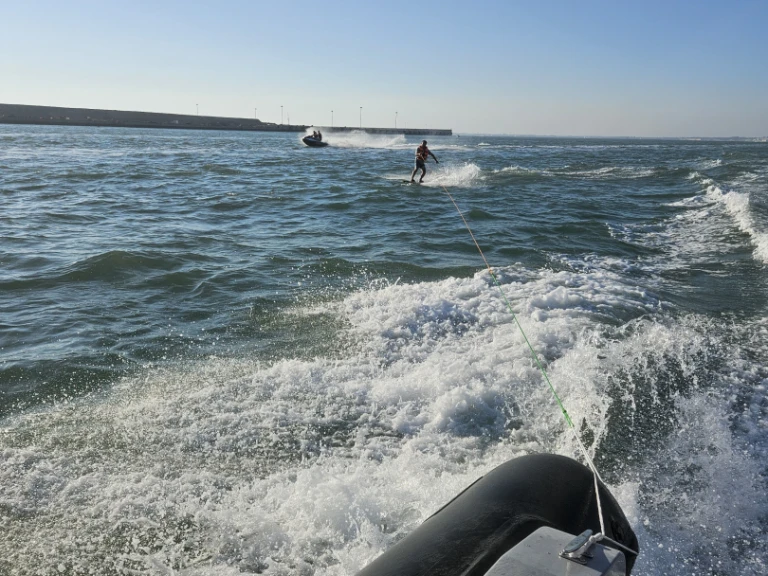 Wynajem Łódż półsztywna COBRA RIB z patentem 
