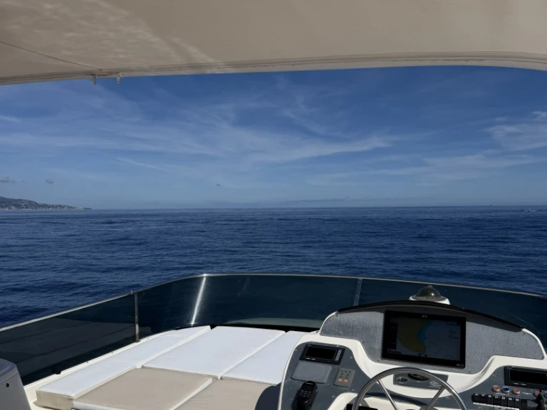Luksusowy jacht do wynajmu w Marina Baie des Anges, France w najlepszej cenie