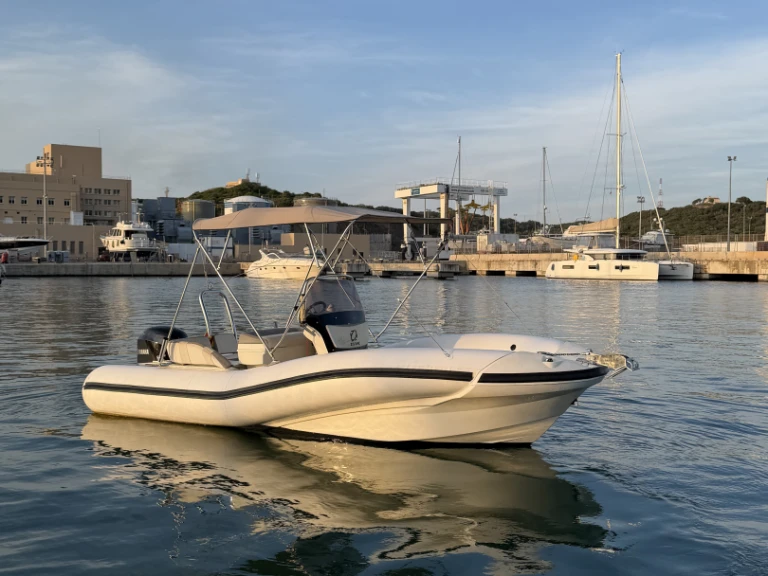Łódż półsztywna do wynajmu w Marina deportiva de Menorca w najlepszej cenie
