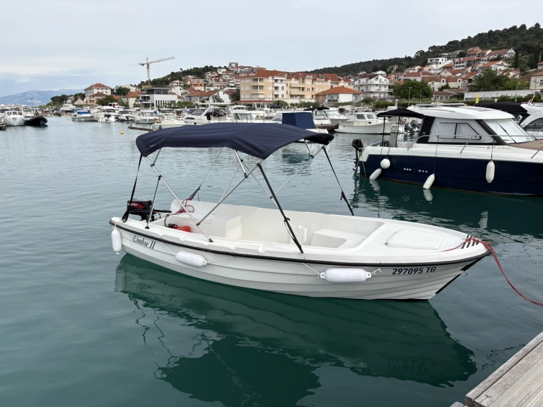 Adria M-Sport 500 Ombre 2 między profesjonalistami a osobami prywatnymi w Trogir