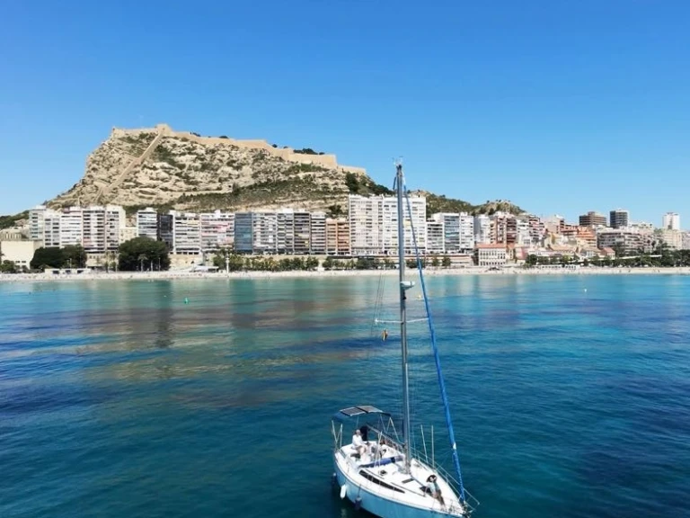 Żaglowiec do wynajmu w Alicante w najlepszej cenie