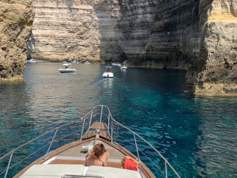 Wynajem łodzi Lampedusa tanio cabinato
