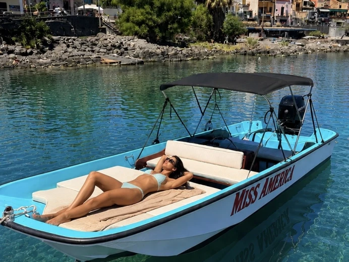 Boston Whaler Boston Whaler 17 między profesjonalistami a osobami prywatnymi w Aci Trezza