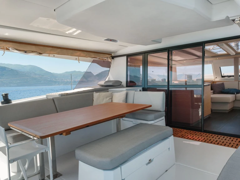 Wynajem Katamaran Fountaine Pajot z patentem 