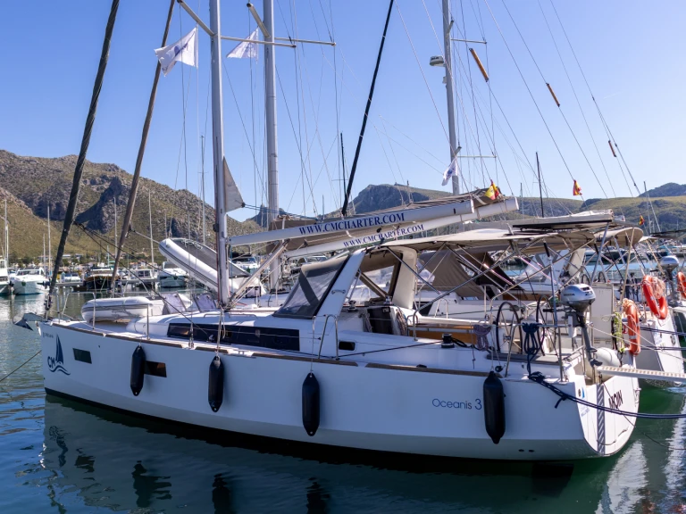 Bénéteau Oceanis 38 między profesjonalistami a osobami prywatnymi w Port de Pollenca