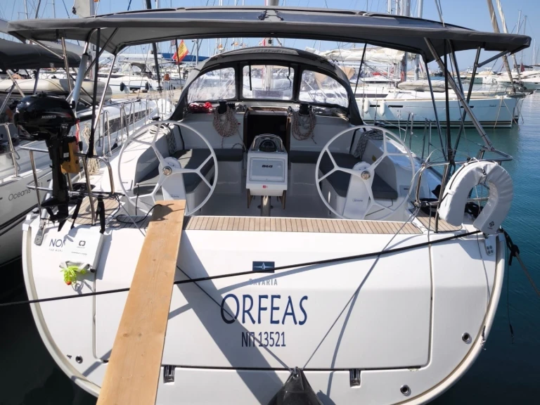 Bavaria Cruiser 46 między profesjonalistami a osobami prywatnymi w Alimos